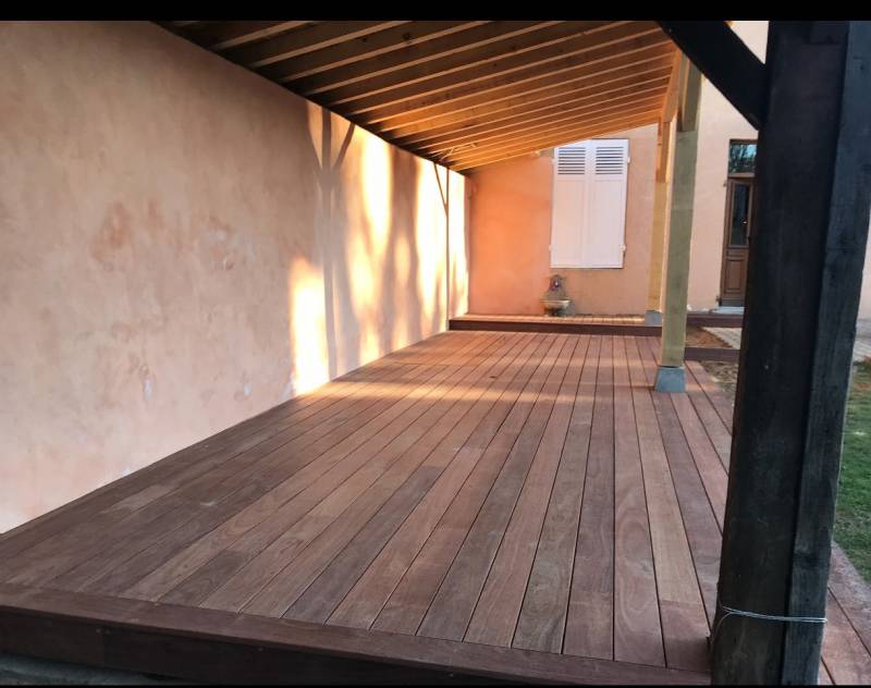 L'entreprise CJC SEON réalise la rénovation d'une terrasse extérieure en bois à Neuvilles sur Saône