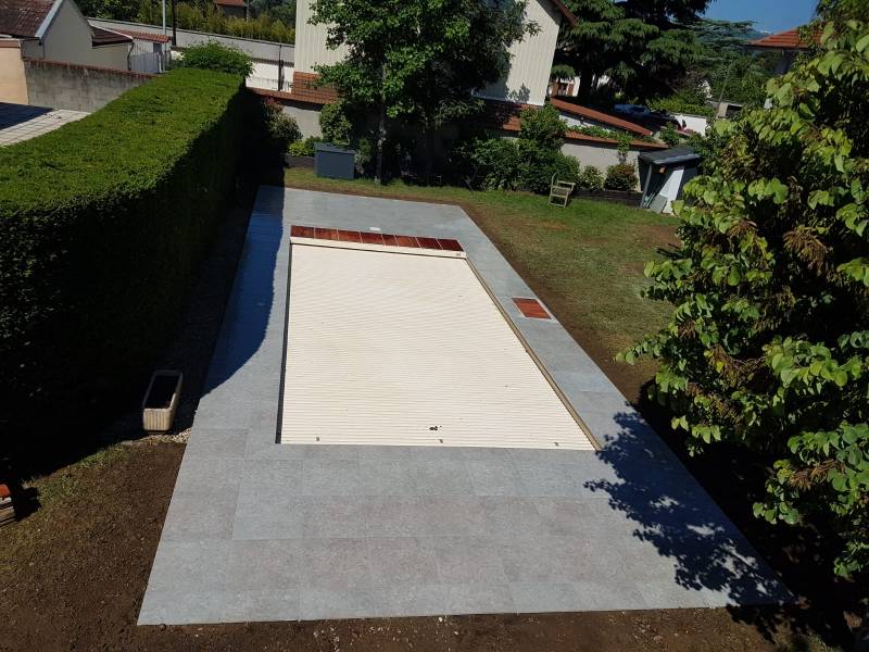 Rénovation d'une piscine  en béton et  terrasses avec dalles sur plots  à Fontaines Sur Saône